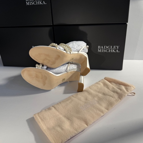 Badgley Mischka Womens Amora White Pearl Satin Ankle Strap Size 8 new - Picture 5 of 15